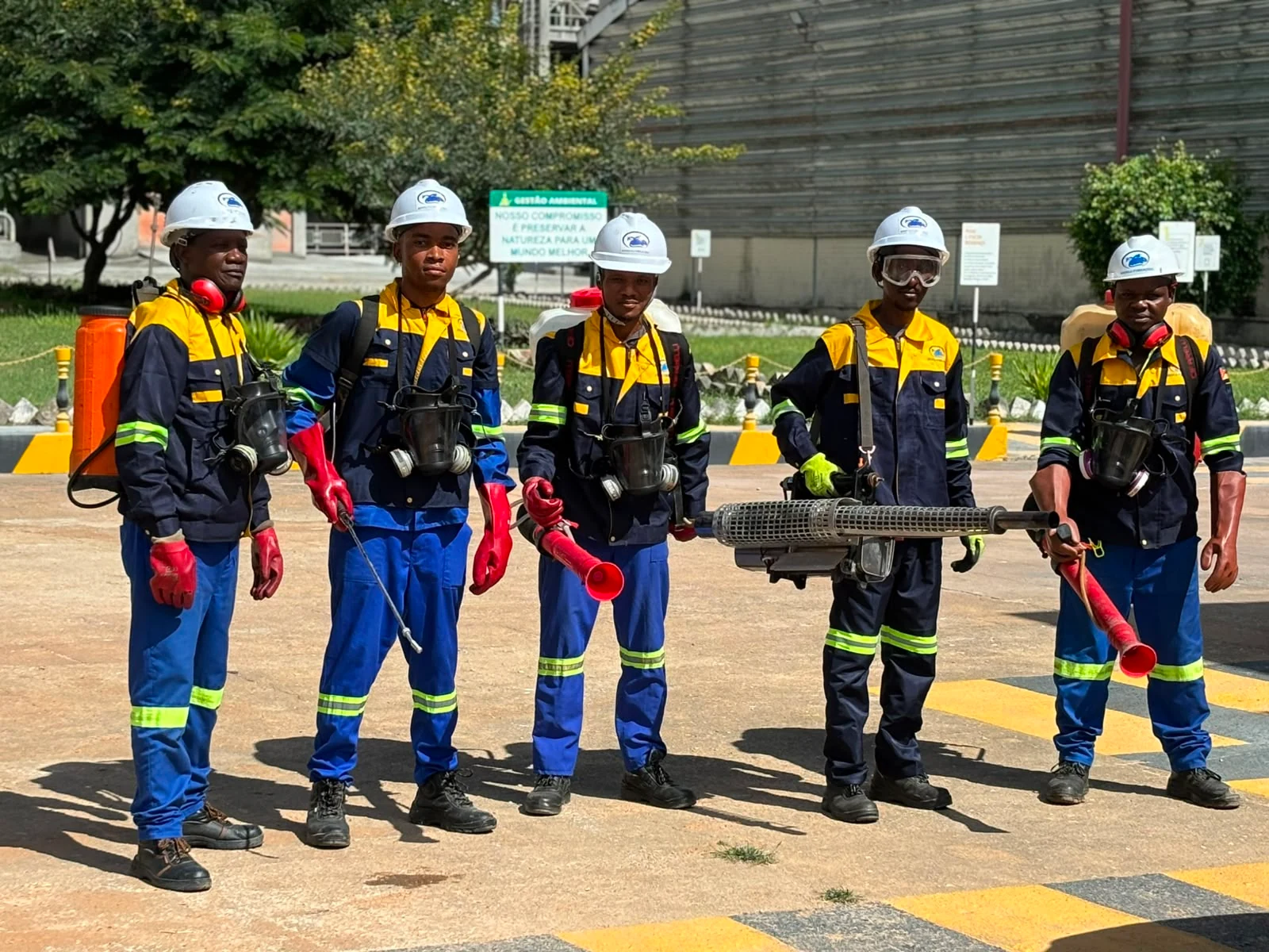 Equipa da Mindelo em unidade industrial
