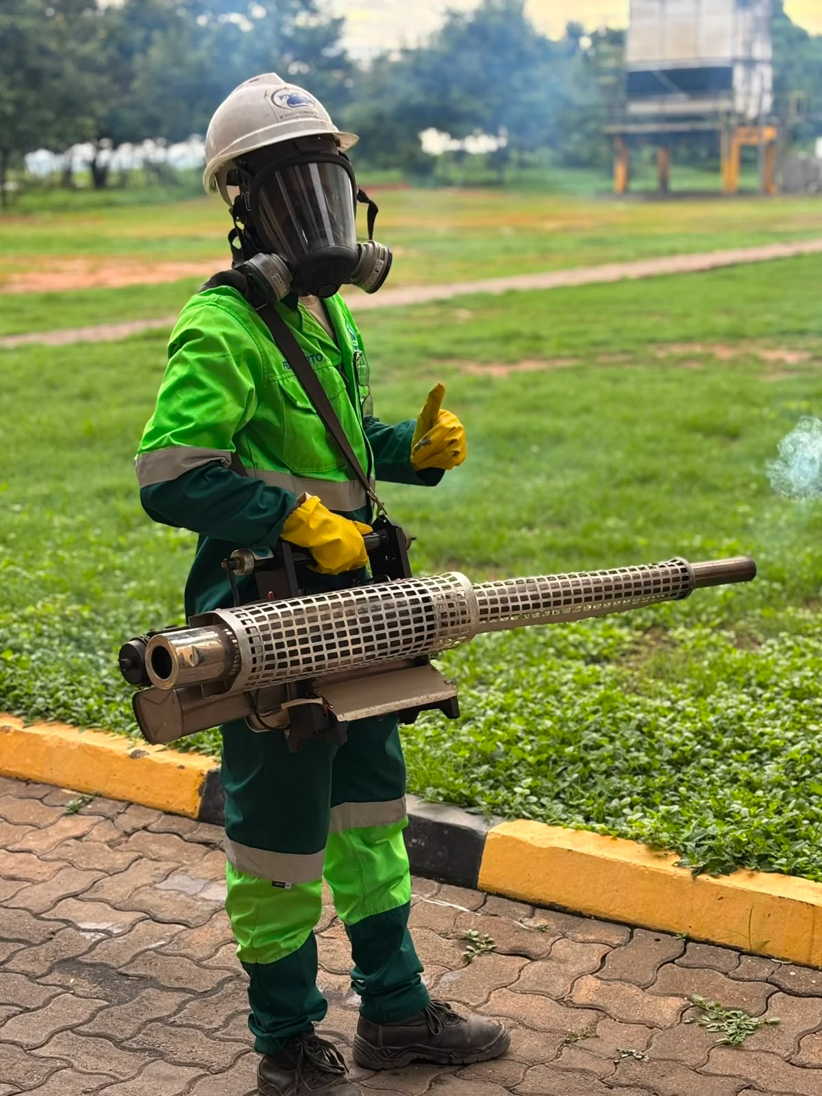 Técnico com termonebulizador