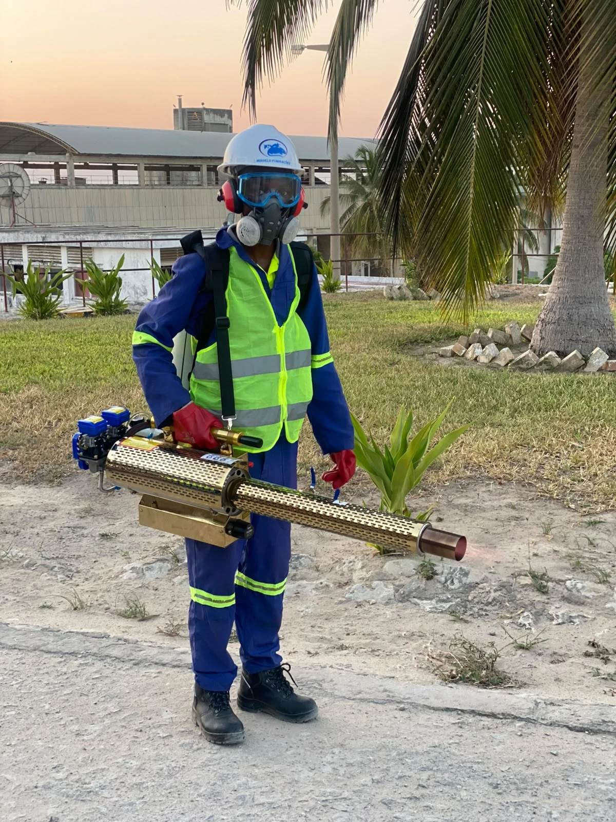 Técnico com termonebulizador
