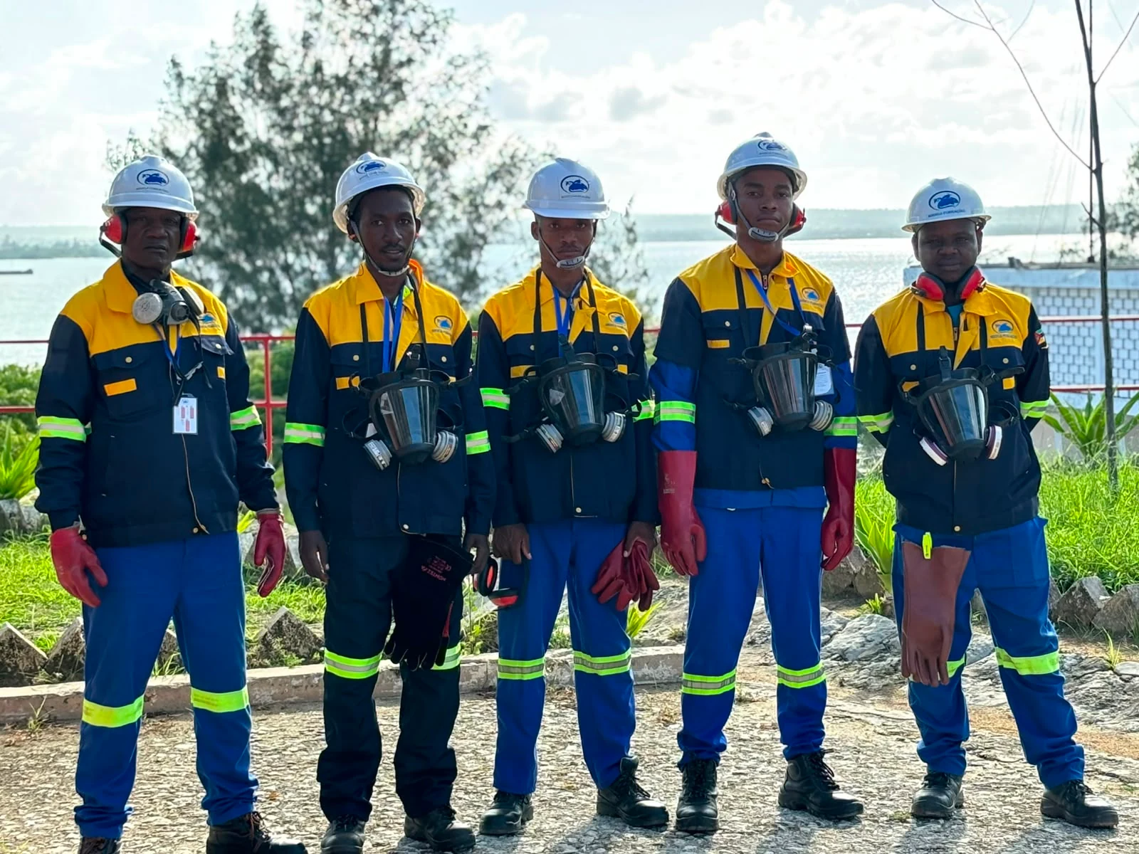 Equipa da Mindelo em terminal portuário