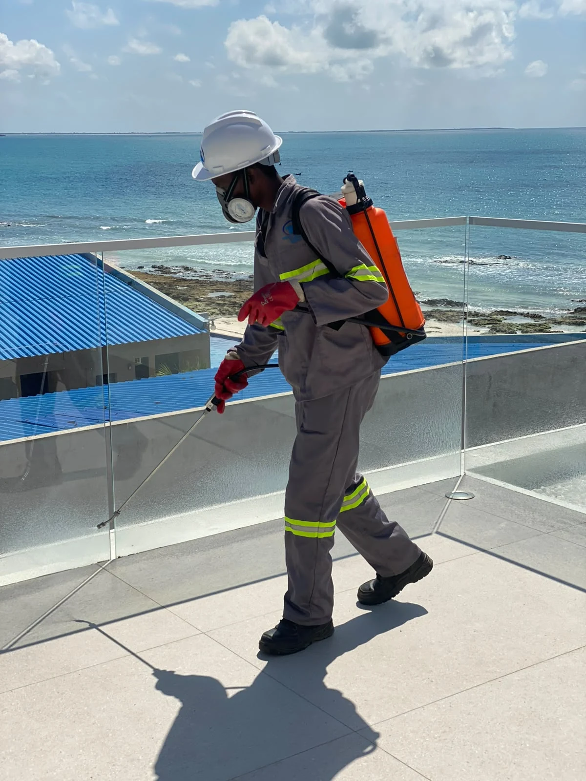 Nebulização em terraço de unidade turística na costa