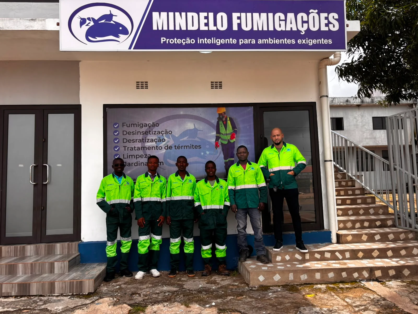 Equipa da Mindelo à porta da sede em Muhala Expansão